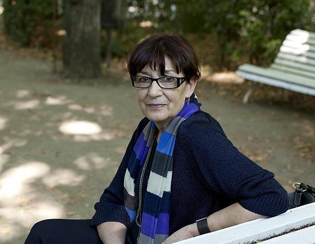 La poeta Olvido García Valdés, autora de libros como «Lo solo del animal», en el Jardín Botánico de Madrid.